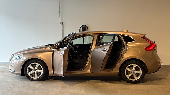 Volvo V40 4 of 29