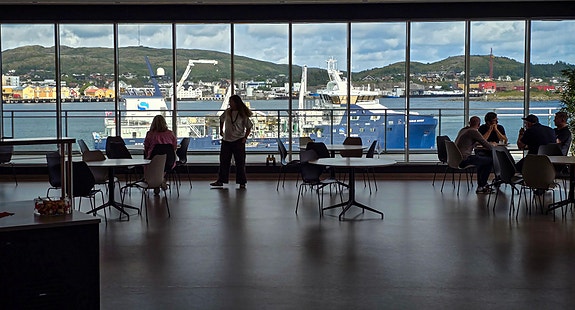 På Marøya har vi kantineordning og tilhørende greie lokaler med panorama mot Nærøysund og kystbyen Rørvik.