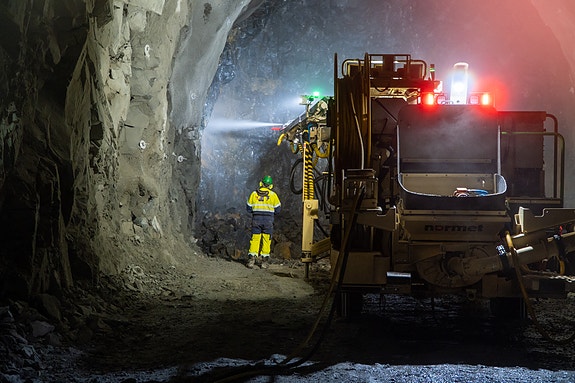 Gruveutbyggingen er i full gang. Her fra tunnelarbeidet.