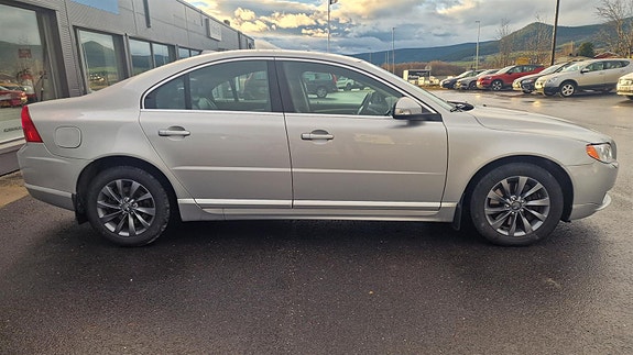 Volvo S80 2 of 5