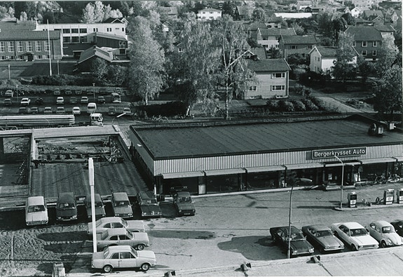 Masse historie i veggene. Her bilde av "Ford-senteret" fra 70-tallet. Etter dette har det vært en rekke på- og ombygginger av lokalene til Bergerkrysset Auto Mysen AS