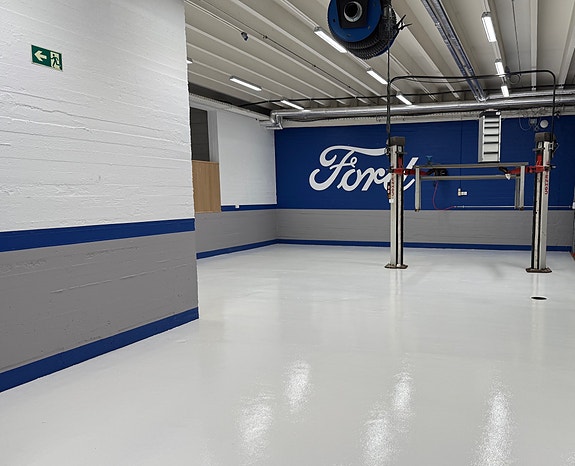 Vi gjør stadige forbedringer og investeringer. Her fra splitter ny "klargjøringsplass" for montering av ekstralys og teknisk klargjøring av nye og brukte biler.