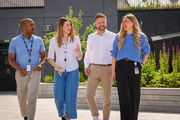 fire kolleger på takterrassen