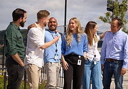 Kollegaer sammen på takterassen i Oslo