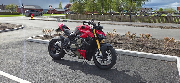 Ducati Streetfighter V4 S 7 of 13