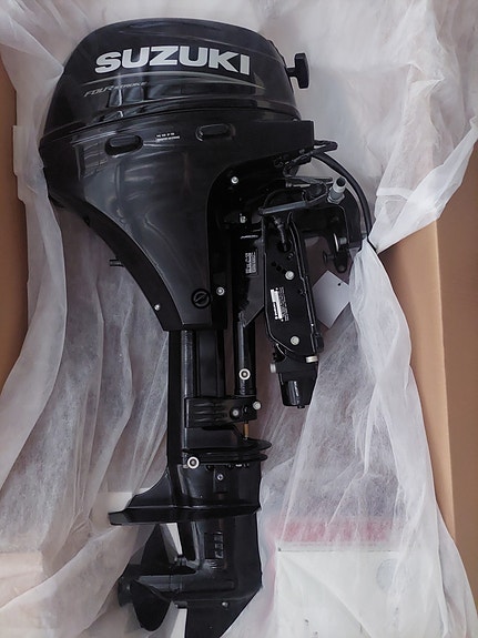 VI FEIRER 40 ÅR: Suzuki DF20ATL (powertilt og el.start)