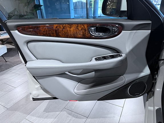 Jaguar XJ 16 of 27