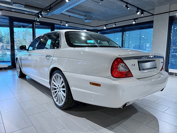 Jaguar XJ 7 of 27