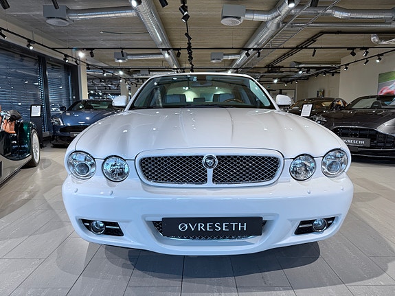 Jaguar XJ 2 of 27