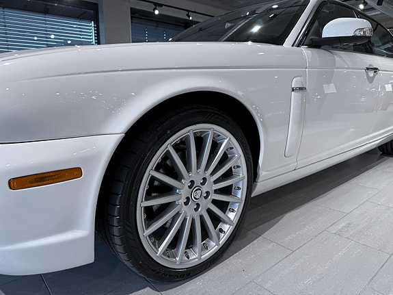 Jaguar XJ 26 of 27