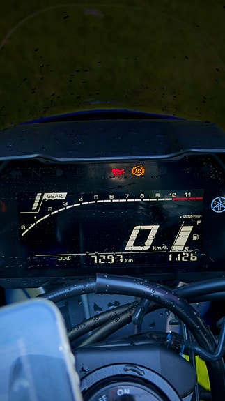 Yamaha R7 25 of 25