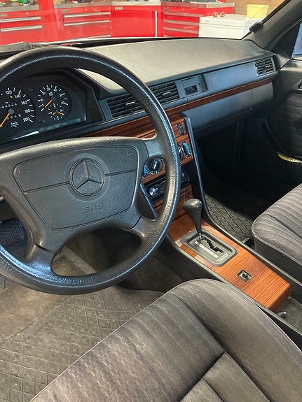 Mercedes-Benz 250 D 6 of 10