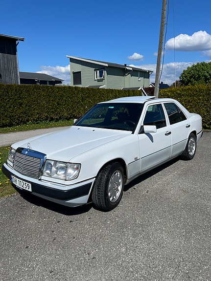 Mercedes-Benz 250 D 2 of 10