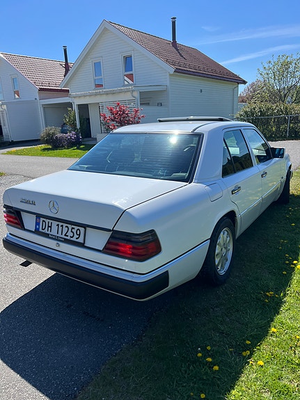 Mercedes-Benz 250 D 3 of 10