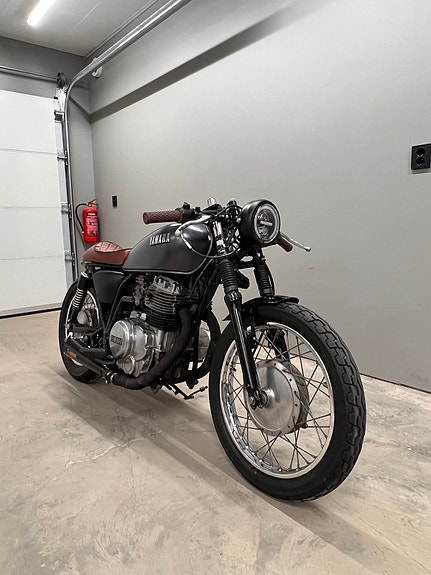 Yamaha XS 400 cafe-racer 2 of 9