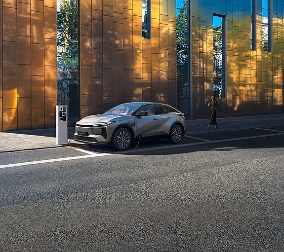 Toyota C-HR+ har rekkevidde opptil 600 km, en morsom bil som leveres både som 2 og 4 hjulstrekk!