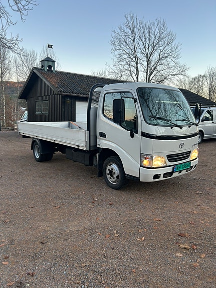Toyota Dyna 2 of 5