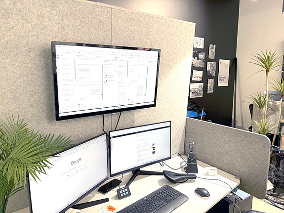 En typisk arbeidsplass for denne stillingen. 3 skjermer og streamdeck for å jobbe mest mulig effektivt.