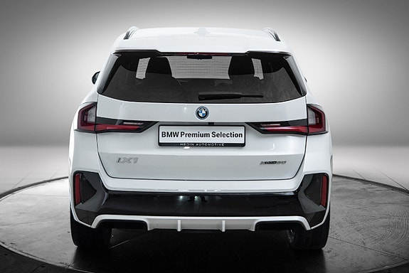 BMW iX1 4 of 24