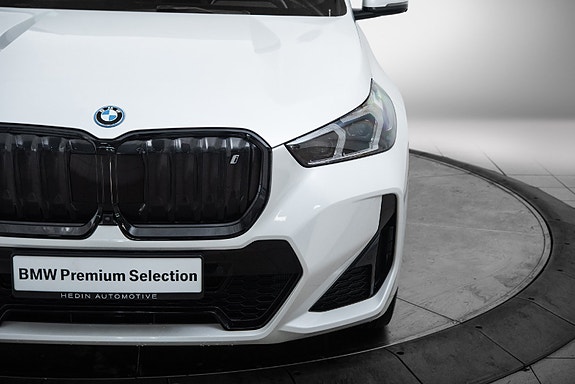 BMW iX1 9 of 24