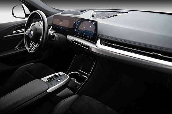 BMW iX1 11 of 24