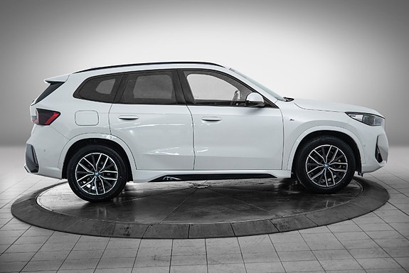 BMW iX1 6 of 24