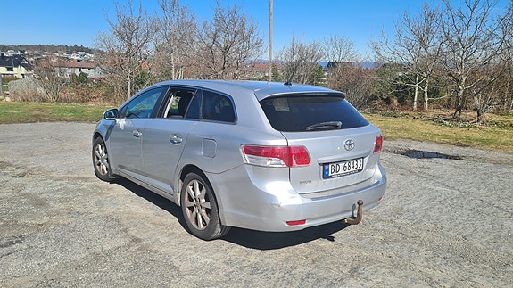 Toyota Avensis 2 of 5
