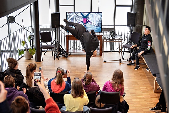 NO EXCUSES – NO LIMITS – foredrag med ILL-Abilities, gjestekunstnere 2022 / Rosendal Teater, mesanin