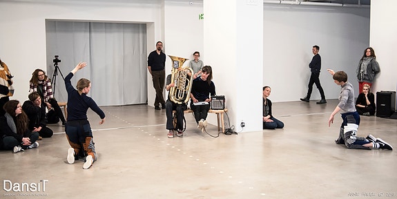 Flakkande røynd - Rannei Grenne & Solveig Styve Holte, Multiplié dansefestival 2018 / Kunsthall Trondheim