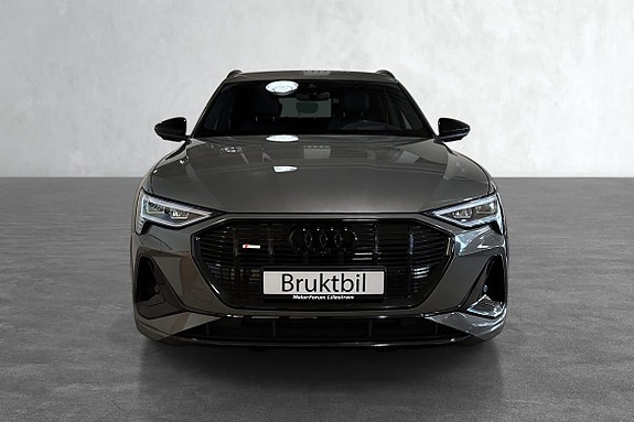 Denne råstilige Audi E-Tron Sportback 55 kan bli din for kun kr 3.928,- pr mnd med 167.965,- i egenkapital. Løpetid 10 år.