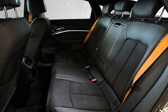 Baksetet har et sporty preg med oransje S‑line setebelter som gir kupeen et unikt og eksklusivt uttrykk.