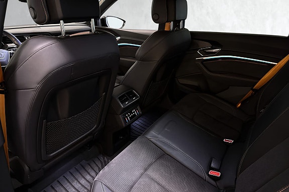 Baksetet er romslig og komfortabelt, med premium materialer og god sitteposisjon for lange turer.