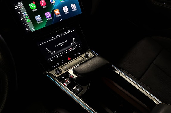 Midtkonsollen kombinerer elektronisk girvelger og MMI‑skjerm med en ren, moderne og førerfokusert layout.