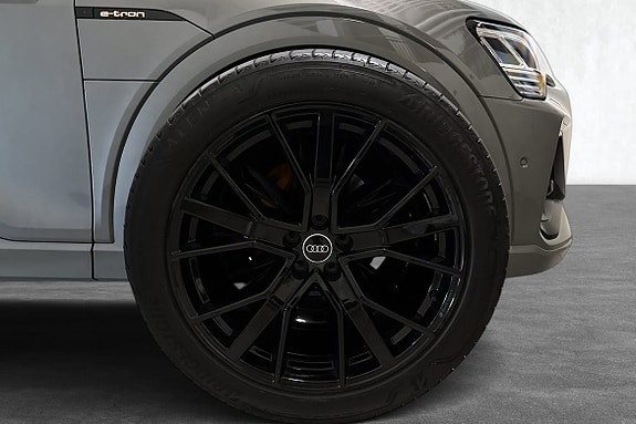 Originale 21” S‑line sommerfelger gir bilen et kraftfullt og elegant uttrykk.