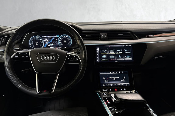 Fra førerplassen får du et komplett premium‑miljø med sportsratt, digitale skjermer og en ergonomisk utformet midtkonsoll.