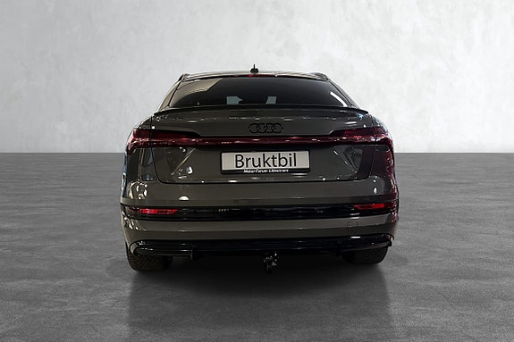 Adaptiv luftfjæring sørger for optimal balanse mellom komfort og sportslighet.