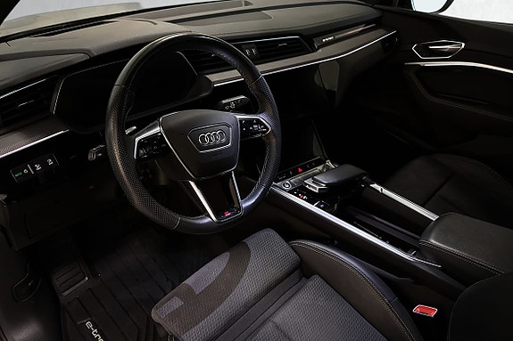 Bang & Olufsen 3D‑lyd gir en lydopplevelse i premiumklasse, og ambiente belysning skaper en elegant og moderne stemning i kupeen.