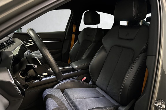 Valcona skinnseter i S‑line design gir en luksuriøs sitteopplevelse. Elektrisk førersete med minne gjør det enkelt å finne riktig posisjon hver gang.