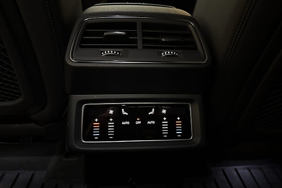 Baksetepassasjerer kan enkelt justere temperatur, viftehastighet og setevarme via det dedikerte kontrollpanelet mellom forsetene.