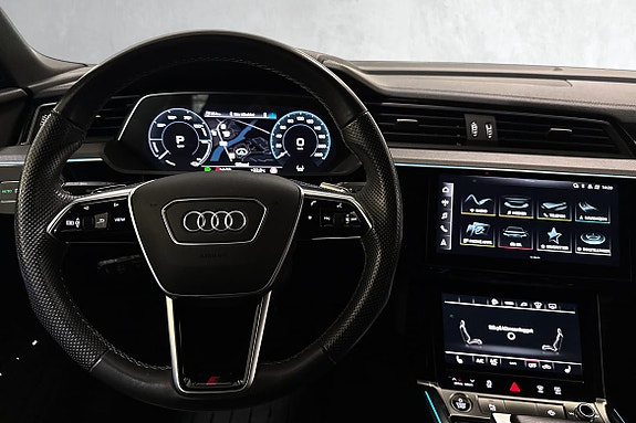 Oppvarmet multifunksjonsratt for komfort på kalde dager.