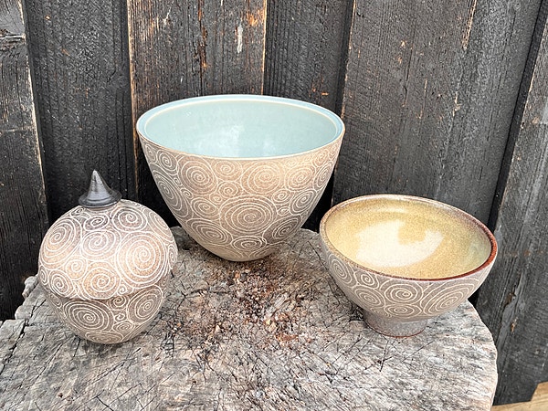 Nydelig og dekorativt sett i kunst keramikk, signert