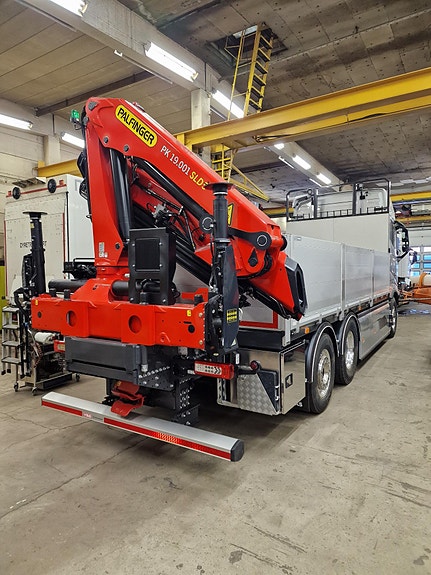 Bakmontert Palfinger kran.