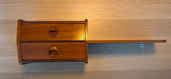 Nydelig retro teak-hylle med praktiske skuffer