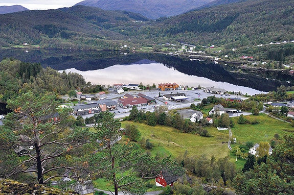 Bjørkheim er handelssenteret i Samnanger. Her er det både butikkar, vinmonopol, kro, motell og andre servicetilbod.