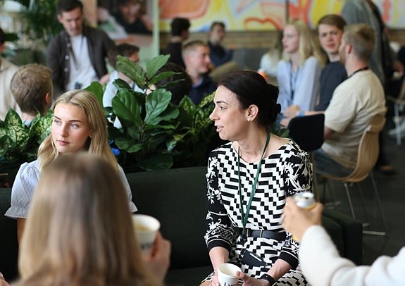 Sommerstudenter 2025, sammen med konsernsjef i Lyse Rosalie Poen.