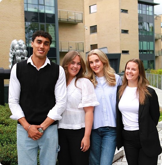 Sommerstudenter 2025, HR og Regnskap, Ridwan, Hannah, Julie og Synne.