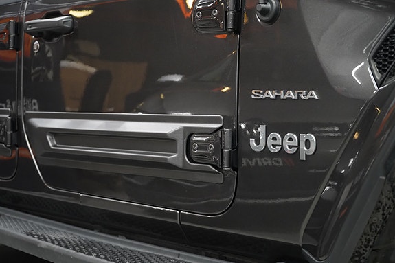 Jeep Wrangler 2 of 5