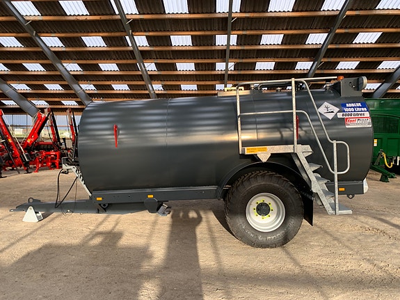 Fuel Proof 8000 Liter Dieselvogn For Traktor Med 1000 Liter Adblue Med Pumpepakker ST030 og AB013