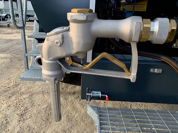 Fuel Proof 8000 Liter Dieselvogn For Traktor Med 1000 Liter Adblue Med Pumpepakker ST030 og AB013 30 of 30