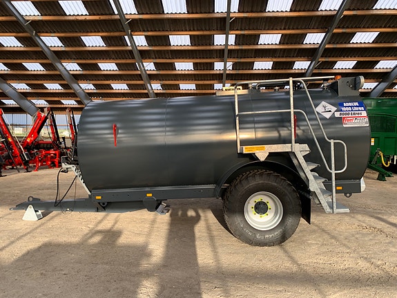 Fuel Proof 8000 Liter Dieselvogn For Traktor Med 1000 Liter Adblue Med Pumpepakker ST030 og AB013